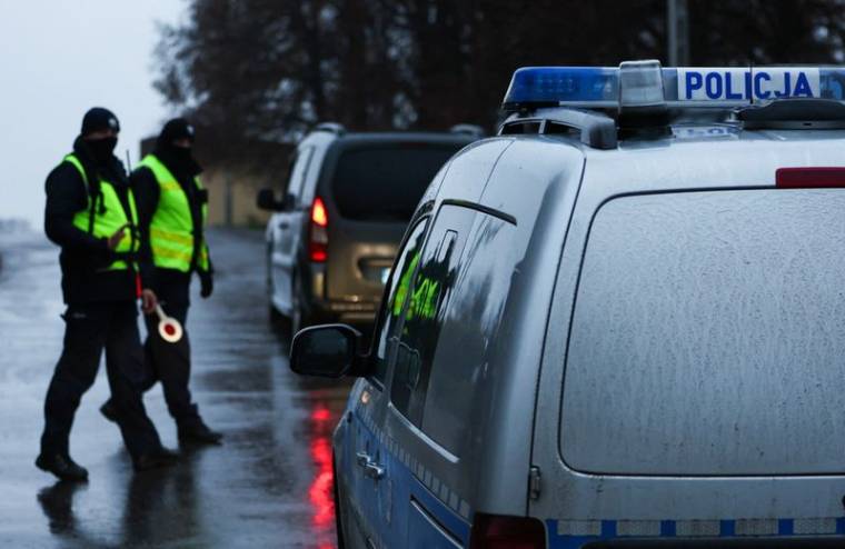 Des policiers après une explosion à Przewodow, un village de l'est de la Pologne, près de la frontière avec l'Ukraine