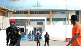 Des policiers et gendarmes devant le tribunal de Dakar où se déroule le procès de l'opposant Ousmane Sonko, le 1er juin 2023 au Sénégal ( AFP / SEYLLOU )