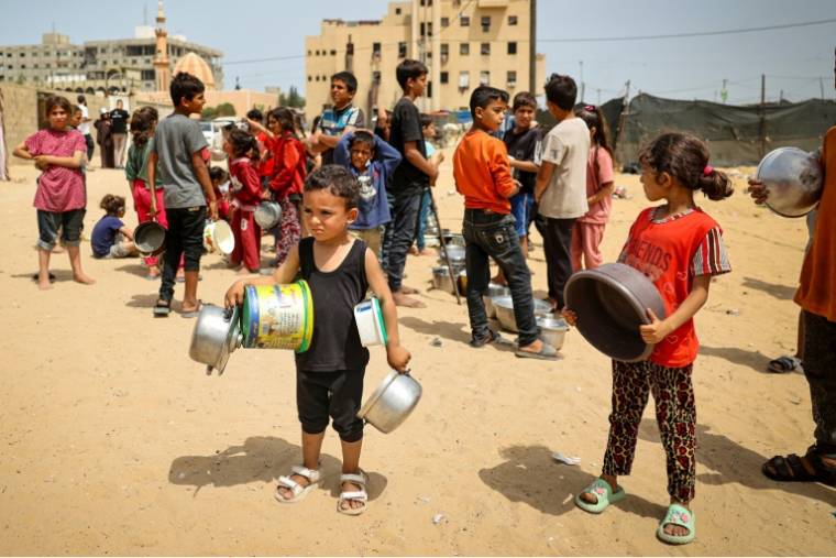 Des enfants palestiniens déplacés font la queue pour recevoir de la nourriture à Rafah, dans le sud de la bande de Gaza, le 19 mai 2024 ( AFP / - )