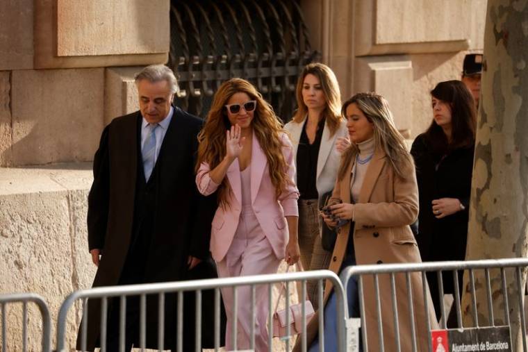 La chanteuse colombienne Shakira arrive avec son avocat Pau Molins au tribunal de Barcelone
