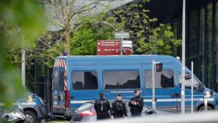 Des gendarmes sécurisent le 5 mai 2024 à Nanterre, dans les Hauts-de-Seine, l'accès au lieu de la reconstitution de la scène de la mort de Nahel ( AFP / Geoffroy VAN DER HASSELT )