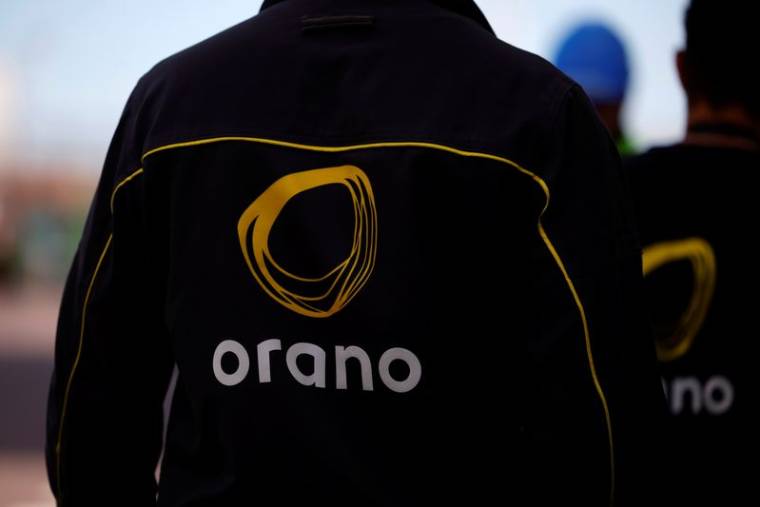 Le logo d'Orano sur la veste d'un employé