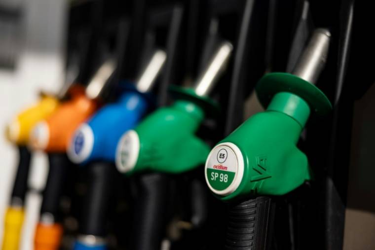 Since the summer, prices at the pump have fallen due to the fall in the price of a barrel (AFP / Sameer Al-DOUMY)