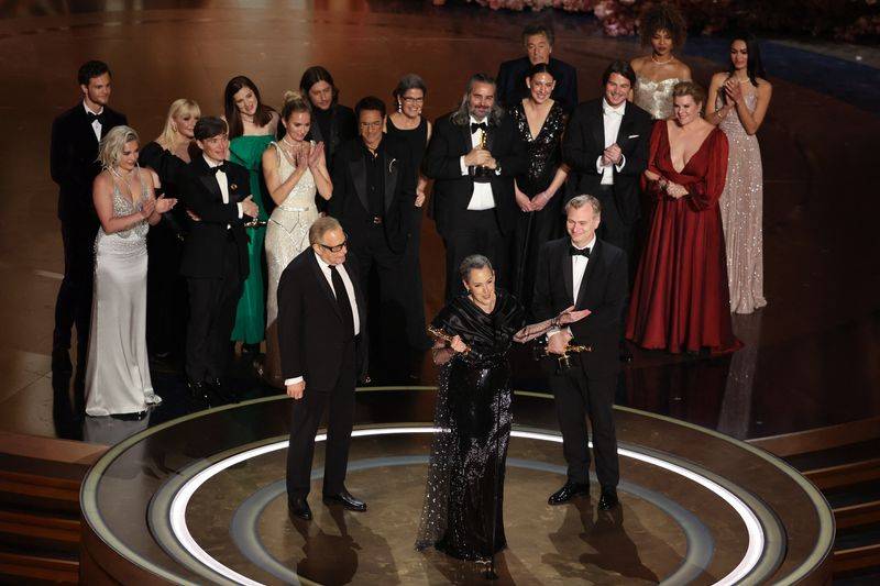 Le réalisateur Christopher Nolan et les producteurs Emma Thomas et Charles Roven remportent l'Oscar du meilleur film pour "Oppenheimer"