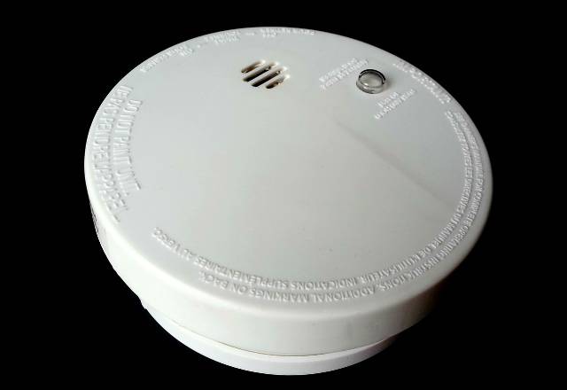 Une décision de justice rappelle les risques à ne pas installer de détecteur de fumée dans un logement (Crédits: Pixabay PublicDomainPictures)