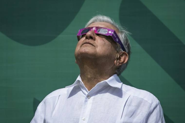 Le président mexicain Andres Manuel Lopez Obrador regarde une éclipse à Mazatlan au Mexique le 8 avril 2024 ( AFP / Rashide FRIAS )
