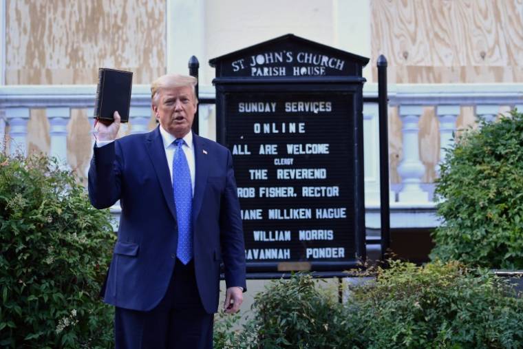 Donald Trump devant l'église St John, près de la Maison Blanche, le 1er juin 2020 à Washington ( AFP / Brendan Smialowski )