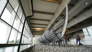 Les vestiges en bois du navire de guerre de l'ère viking, Skuldelev 5, exposés au musée des navires vikings de Roskilde, au Danemark, le 28 mai 2024 ( AFP / James BROOKS )