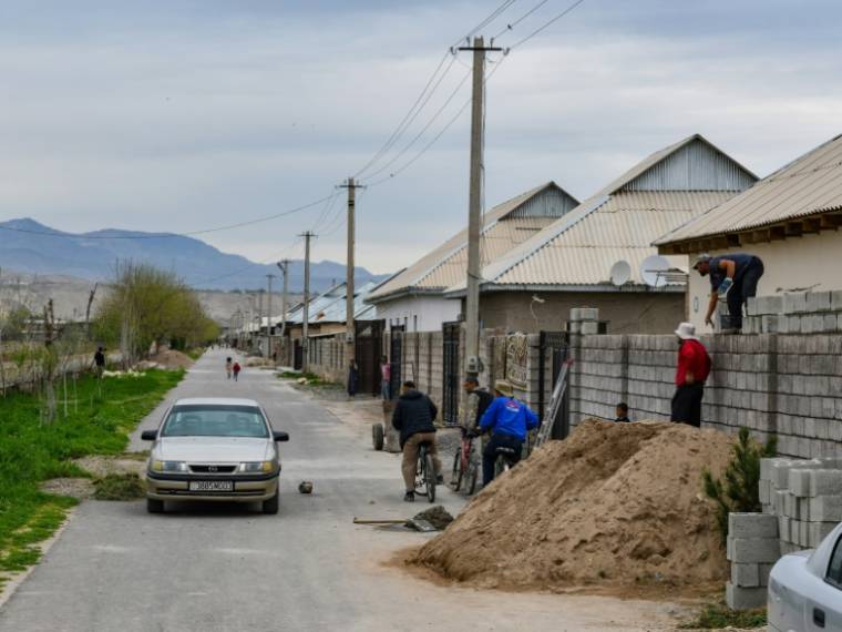 Des maisons en construction pour accueillir des déplacés climatiques, dans le district de Khourosson, le 26 mars 2024 au Tadjikistan ( AFP / - )