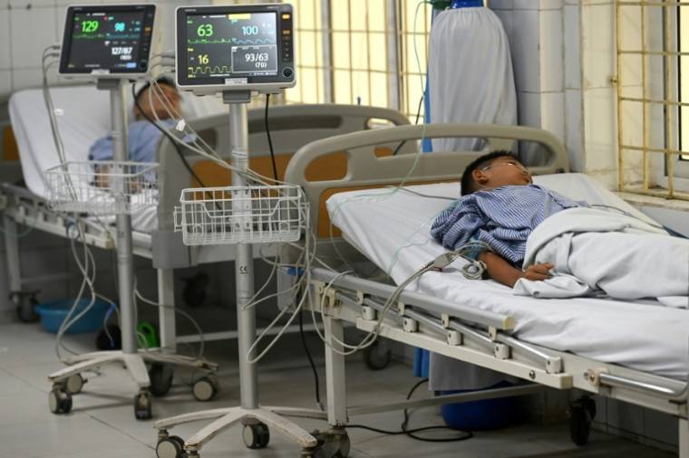 Des personnes hospitalisées après un incendie dans un immeuble résidentiel, le 24 mai 2024 à Hanoï, au Vietnam ( AFP / Hoang An )