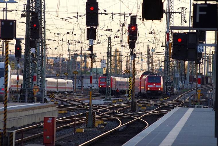 Trains en retard: les billets bientôt mieux remboursés dans toute l'Europe ? (Crédit photo: Saphir-albatros - Pixabay)