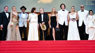 Le réalisateur américain Francis Ford Coppola (5e g) et les acteurs du film "Megalopolis" au 77e Festival de Cannes, le 16 mai 2024 ( AFP / CHRISTOPHE SIMON )