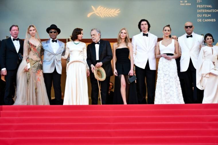 Le réalisateur américain Francis Ford Coppola (5e g) et les acteurs du film "Megalopolis" au 77e Festival de Cannes, le 16 mai 2024 ( AFP / CHRISTOPHE SIMON )