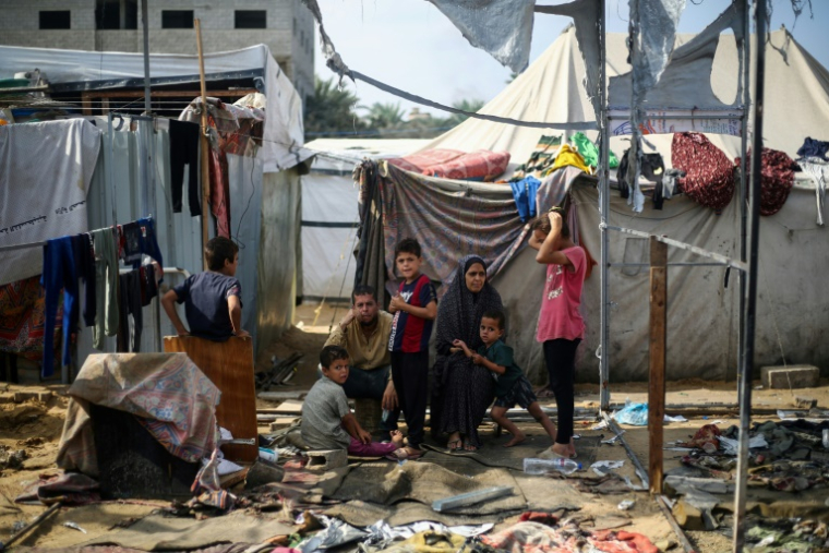 Palestiniens à Deir al-Balah, dans le centre de la bande de Gaza le 16 octobre 2024 ( AFP / Eyad BABA )