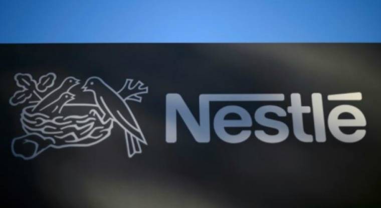 Logo de Nestlé devant le centre de recherche du groupe à Vers-chez-les-Blanc, près de Lausanne. (afp.com / Fabrice Coffrini)