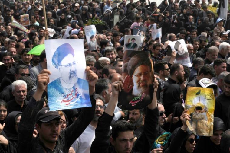 Des Iraniens assistent aux funérailles du président Ebrahim Raïssi, le 22 mai 2024 à Téhéran ( AFP / - )