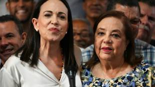 La leader de l'opposition Maria Corina Machado (g), déclarée inéligible à la présidentielle vénézuélienne, et sa remplaçante Corina yoris (d), lors d'une conférence de presse à Caracas, le 22 mars 2024  ( AFP / Federico Parra )