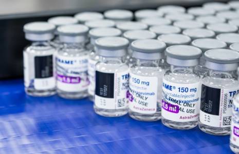 Le géant pharmaceutique britannique Astrazeneca annonce retirer de la vente son vaccin contre le Covid-19 Vaxzevria, l'un des premiers mis sur le marché pendant la pandémie, citant une chute de la demande ( AFP / Jonathan NACKSTRAND )