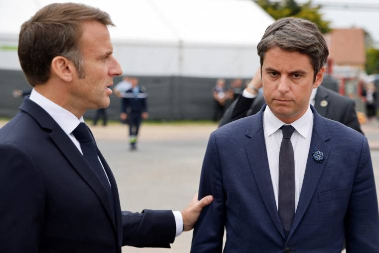 Emmanuel Macron et Gabriel Attal, à Saint-Laurent-sur-Mer, le 6 juin 2024 ( POOL / LUDOVIC MARIN )