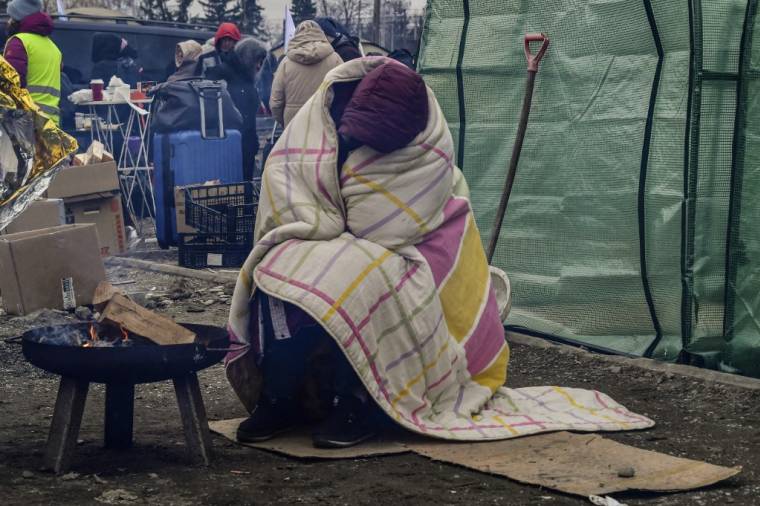 Une femme dans un camp de réfugiés à Medyka, en Pologne, le 7 mars 2022. ( AFP / LOUISA GOULIAMAKI )