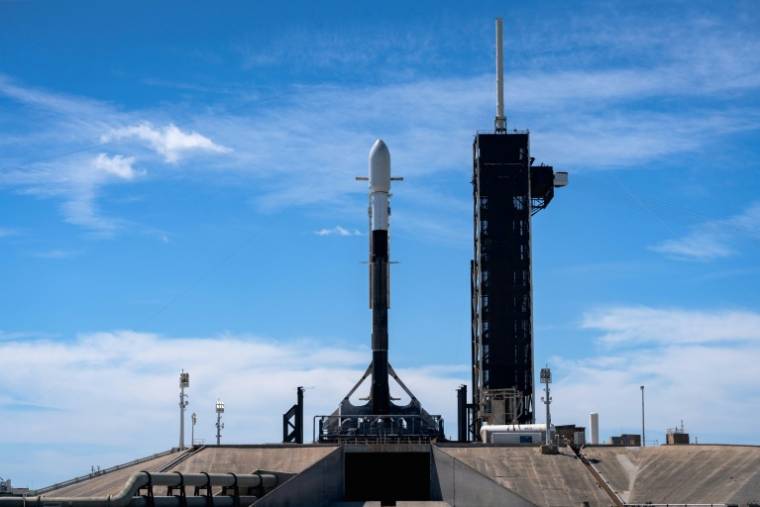Photo diffusée par le ministère sud-coréen de la Défense, le 7 avril 2024, d'une fusée SpaceX Falcon 9 avant le lancement du deuxième satellite espion sud-coréen au Centre spatial John F. Kennedy, en Floride ( Ministère sud-coréen de la Défense / Handout )