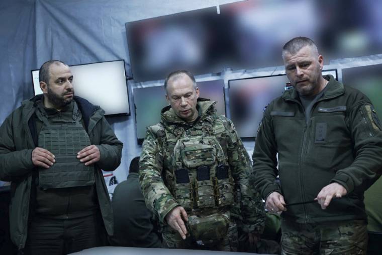 Oleksandre Syrsky (centre), dans un lieu non dévoilé en Ukraine, le 14 février 2024. ( Armed Forces of Ukraine / HANDOUT )