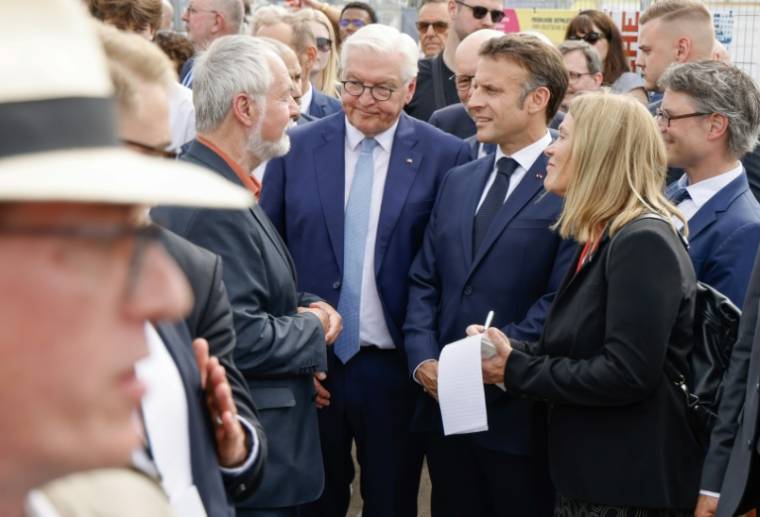 Le président français Emmanuel Macron (2eD) et son holomogue allemand Frank-Walter Steinmeier (C), le 26 mai 2024 à Berlin  ( AFP / Ludovic MARIN )