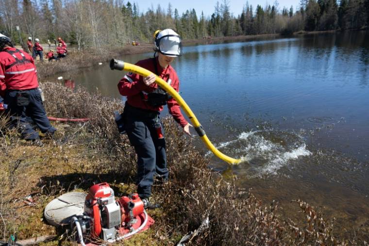 Des pompiers de la Société de protection des forêts contre le feu (Sopfeu) lors d'un entraînement à la base militaire de Valcartier, près de la ville de Québec, le 1er mai 2024 ( AFP / Alexis Aubin )