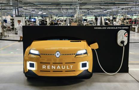 Une borne de recharge Mobilize Powerbox reliée à une voiture Renault à l'usine Lacroix, à Beaupreau-en Mauges, dans l'ouest de la France, le 8 février 2024 ( AFP / Sebastien SALOM-GOMIS )