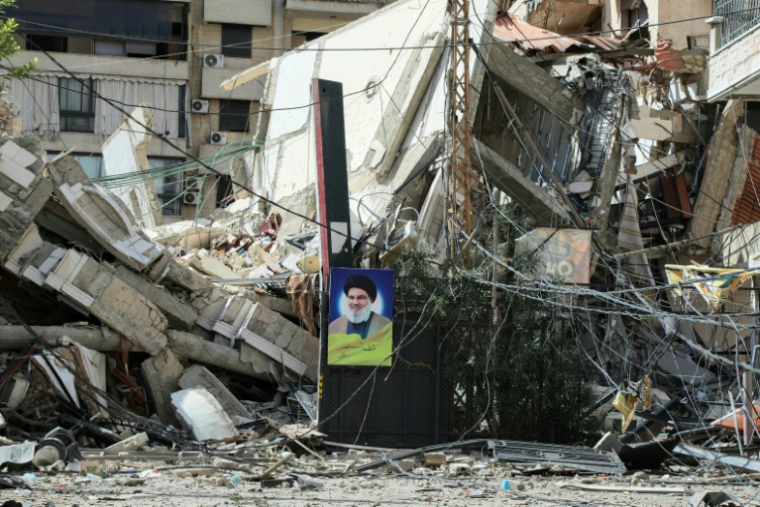 Un portrait d'Hassan Nasrallah au milieu des ruines après un bombardement israélien sur la banlieue sud de Beyrouth. Photo prise le 2 octobre 2024 pendant une visite organisée par le service de presse du Hezbollah ( AFP / - )