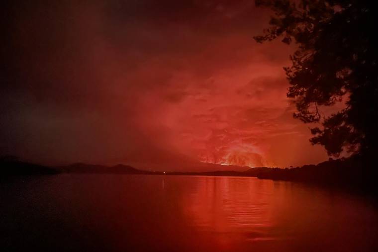 Cette photo prise à l'extérieur de Goma sur le lac Kivu, à l'est de la République démocratique du Congo, montre des flammes crachant du volcan Nyiragongo, soudainement devenu actif le 22 mai 2021.  ( AFP / ALEX MILES )