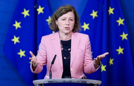 La vice-présidente de la Commission européenne Vera Jourova, chargée des valeurs et de la transparence, lors d'une conférence de presse à Bruxelles, le 5 juin 2023 ( AFP / Kenzo TRIBOUILLARD )