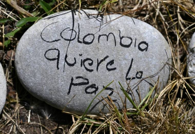 Une pierre peinte par une victime du conflit armé colombien, à Usme, au sud de Bogota, le 16 avril 2024 ( AFP / Raul ARBOLEDA )