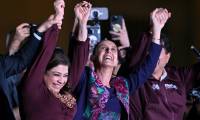 La présidente élue du Mexique Claudia Sheinbaum (C) et la candidate à la mairie de Mexico Clara Brugada (G), célèbrent la victoire à la présidentielle, à Mexico le 3 juin 2024 ( AFP / CARL DE SOUZA )