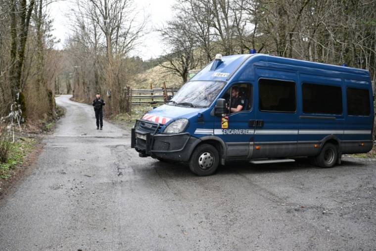 Un véhicule de gendarmerie sur la route menant au village du Haut-Vernet, dans les Alpes-de-Haute-Provence,   près duquel des ossements correspondant au corps du petit Emile ont été retrouvés, le 31 mars 2024  ( AFP / NICOLAS TUCAT )