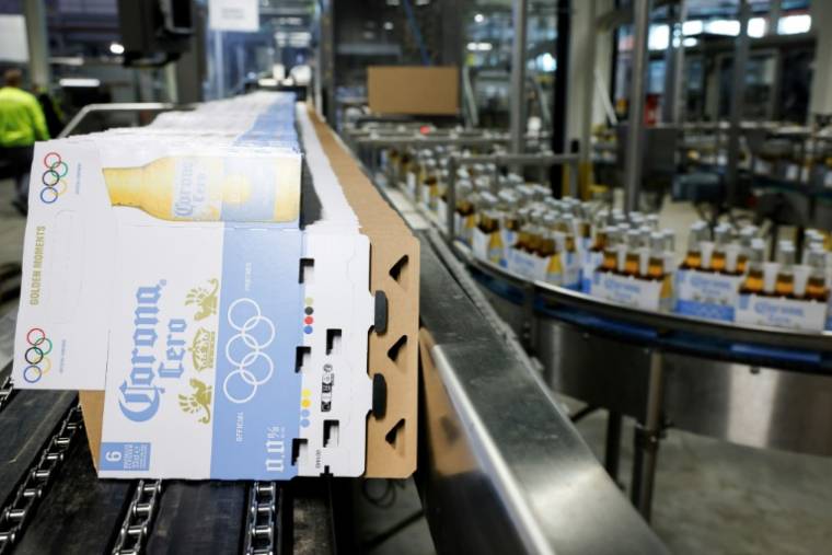 Le logo des Jeux Olympiques sur des cartons de bière sans alcool Corona Cero sur une ligne de production à la brasserie AB InBEV, le 23 avril 202 à Louvain, en Belgique ( AFP / Kenzo TRIBOUILLARD )