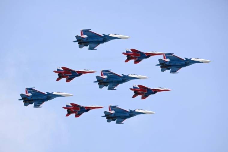 Des chasseurs russes MiG-29 survolent la Place Rouge lors du défilé militaire du Jour de la Victoire sur l'Allemagne nazie, le 9 mai 2024 à Moscou ( AFP / NATALIA KOLESNIKOVA    )