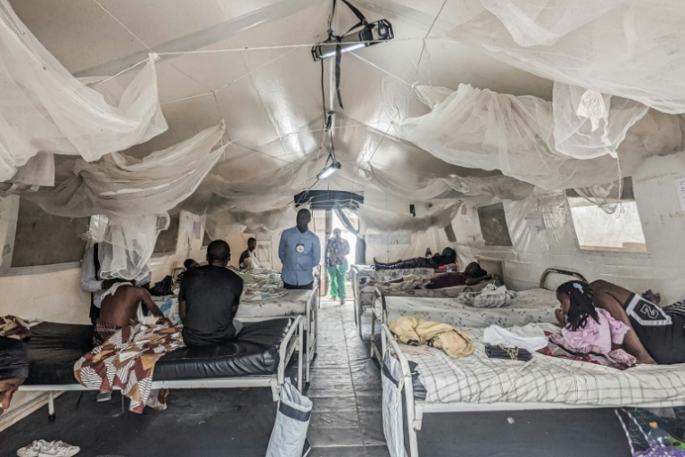 Des patients blessés par balles pendant des combats près de chez eux gisent dans des lits d'un hôpital de la Croix-Rouge à Goma (République démocratique du Congo), le 20 janvier 2025 ( AFP / Jospin Mwisha )