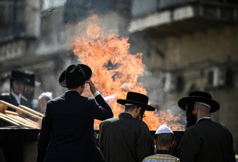 Des Juifs ultra-orthodoxes lors du rituel Biur Chametz dans le district de Mea Sharim à Jérusalem, le 22 avril 2024, lors des derniers préparatifs avant la Pâque juive ( AFP / RONALDO SCHEMIDT )