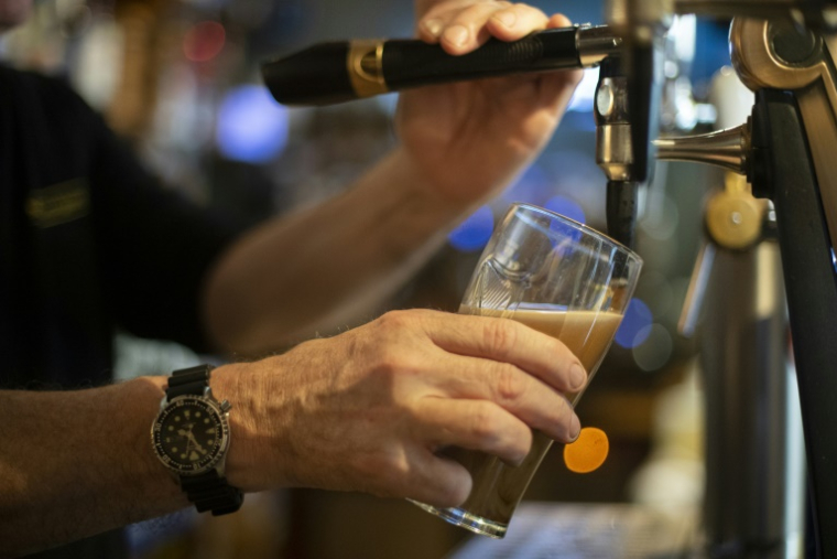 Un barman sert une bière dans un bar de Brest, en France, le 10 janvier 2023 ( AFP / FRED TANNEAU )