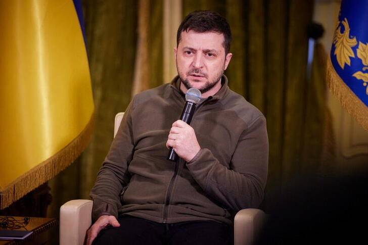 UKRAINE: ZELENSKI MET EN GARDE CONTRE LA DÉSOLATION SI LA RUSSIE TENTE DE PRENDRE KIEV