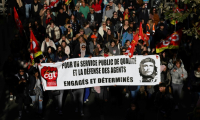 Des personnes défilent à Marseille lors d'une manifestation organisée dans le cadre d'une journée nationale d'action et de grève dans la fonction publique, le 5 décembre 2024 ( AFP / Clement MAHOUDEAU )