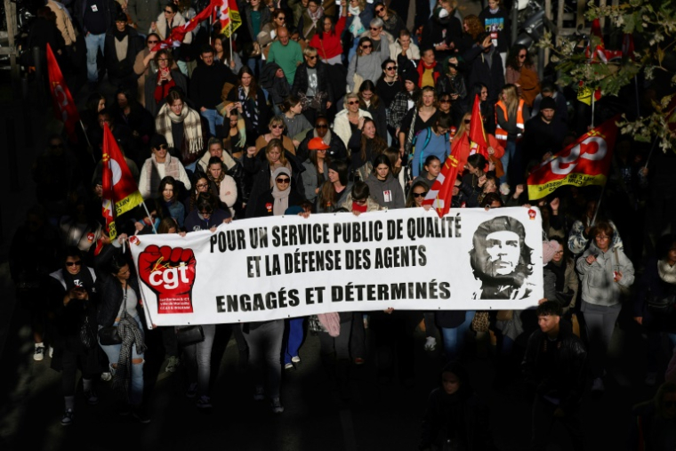 Des personnes défilent à Marseille lors d'une manifestation organisée dans le cadre d'une journée nationale d'action et de grève dans la fonction publique, le 5 décembre 2024 ( AFP / Clement MAHOUDEAU )