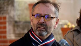 Le maire de Béziers, Robert Ménard, le 26 février 2024 dans l'Hérault ( AFP / Pascal GUYOT )