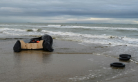 Des gilets de sauvetage, des bouées et un bateau pneumatique dégonflé sur la plage de Sangatte, près de Calais,  après une tentative infructueuse de migrants de traverser illégalement la Manche pour rejoindre la Grande-Bretagne, le 4 décembre 2024 ( AFP / BERNARD BARRON )