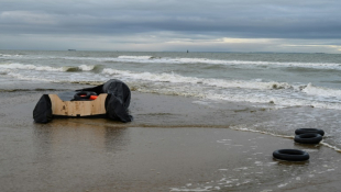 Des gilets de sauvetage, des bouées et un bateau pneumatique dégonflé sur la plage de Sangatte, près de Calais,  après une tentative infructueuse de migrants de traverser illégalement la Manche pour rejoindre la Grande-Bretagne, le 4 décembre 2024 ( AFP / BERNARD BARRON )