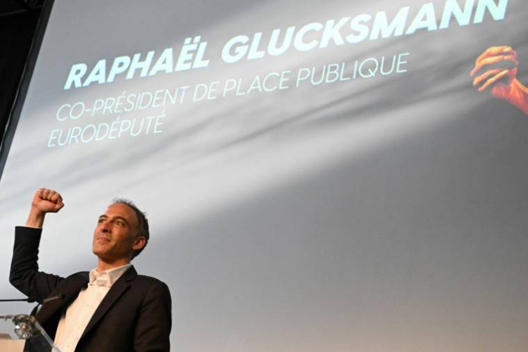 Le candidat du Parti socialiste Raphaël Glucksmann aux élections européennes, le 10 mars 2024 en meeting à Lyon ( AFP / JEAN-PHILIPPE KSIAZEK )