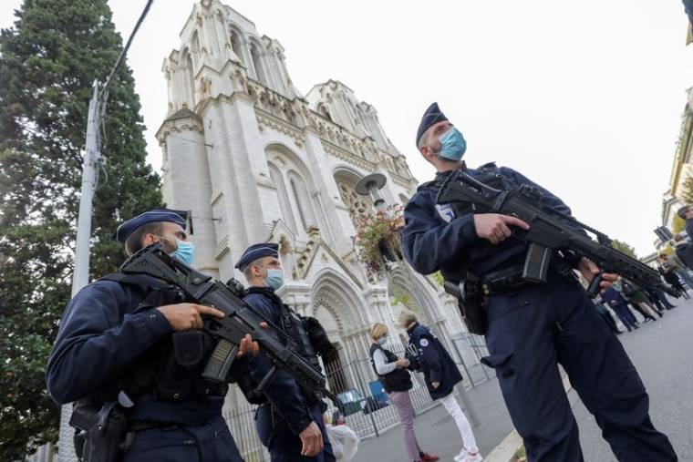 NICE: L'ASSAILLANT SERAIT UN TUNISIEN DE 21 ANS, SELON UNE SOURCE POLICIÈRE
