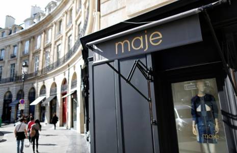 Le logo de la marque de prêt-à-porter Maje est visible sur la devanture d'une boutique de mode à Paris