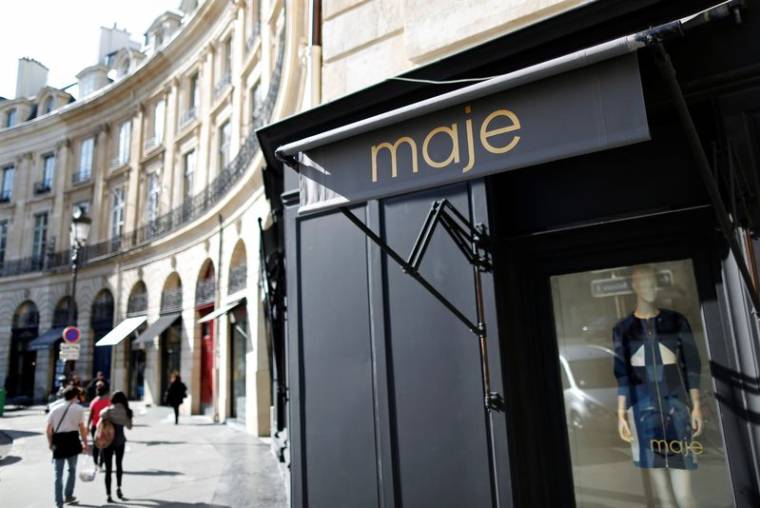 Le logo de la marque de prêt-à-porter Maje est visible sur la devanture d'une boutique de mode à Paris